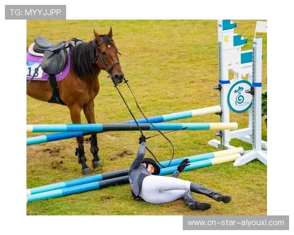 马术选手落马瞬间翻滚避险,惊险影像成热搜 马术选手落马瞬间翻滚避险,惊险影像成热搜