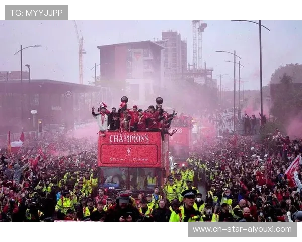 利物浦球员与球迷发生暖心互动新闻登热搜，利物浦足球新闻